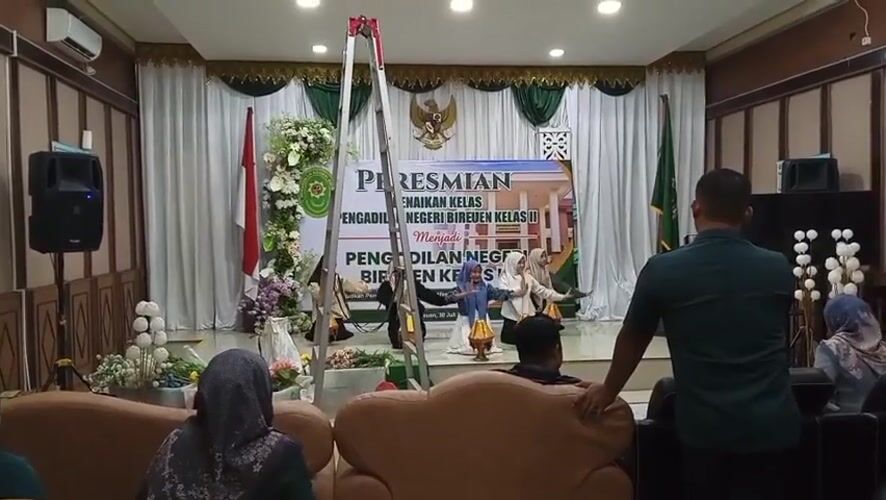 School promotion ceremony with traditional performances in Bireuen