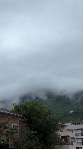 Foggy mountain conditions documented in Montenegro village
