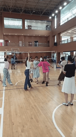 Women's dance class held in Chongqing gymnasium early morning