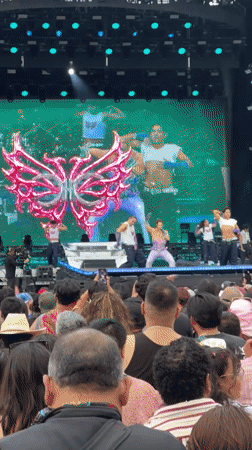 Concert with dragon visuals draws crowds in Mexico City