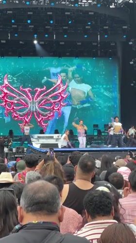 Concert with dragon visuals draws crowds in Mexico City