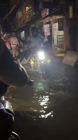 Street flooding disrupts evening traffic in Dhaka market area