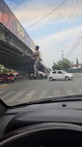Street performer with tools spotted at Puebla intersection