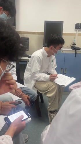 Healthcare workers conduct morning consultations in Yuzhong District