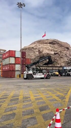Naval training ship visits Arica port, families tour vessel