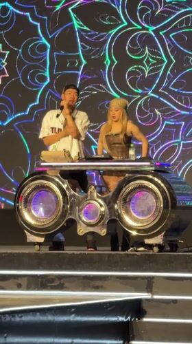 Da Nang street scenes: music performance, food vendors, local dining