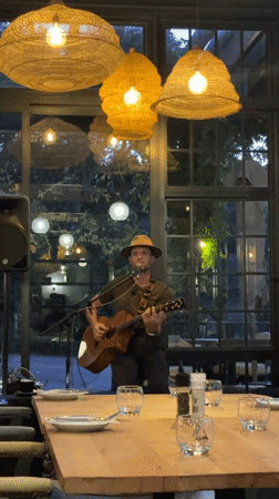 Acoustic guitarist performs evening set at Paarl restaurant