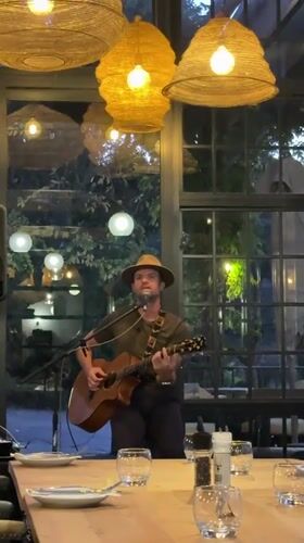 Acoustic guitarist performs evening set at Paarl restaurant