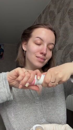 Woman documents complete morning beauty routine in Reshetnikovo, Russia