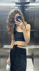 Person takes elevator selfie in Đà Nẵng