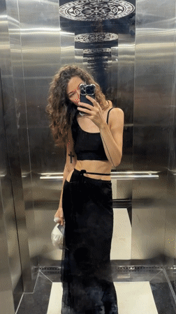 Person takes elevator selfie in Đà Nẵng