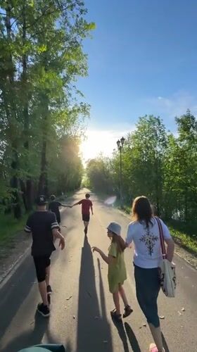 Daily life scenes captured across Mezhdurechensk parks and paths