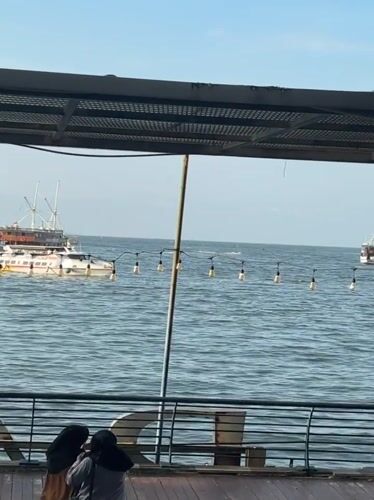 Morning leisure at North Jakarta waterfront draws casual visitors