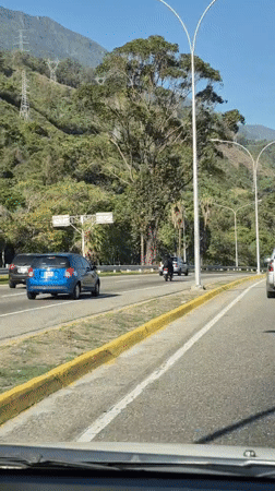 Dashboard camera captures routine traffic flow in Caracas