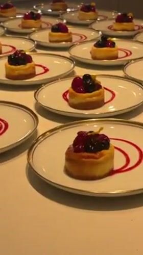 Elegant mini cheesecakes with berry garnishes served in Madrid