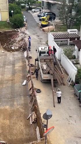 Construction crew unloads rebar at Montenegro building site