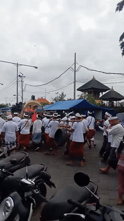 Traditional procession winds through Blahbatuh's temple district