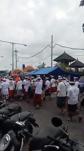 Traditional procession winds through Blahbatuh's temple district
