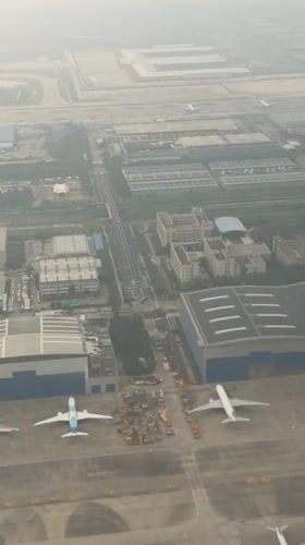 Airplane passenger films hazy industrial landscape in Guangzhou