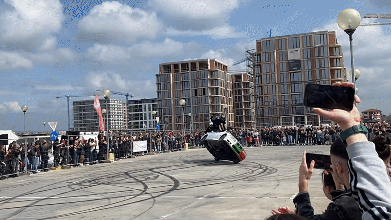 Motorcycle stunt show draws crowds in Burgas parking lot
