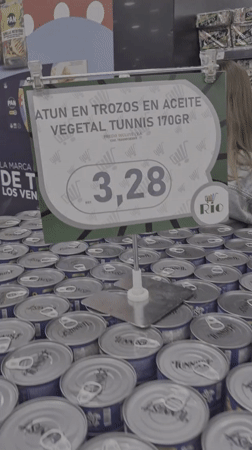 Grocery store displays canned tuna priced at 3,28 in Caracas