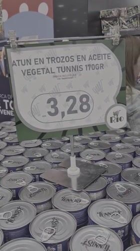 Grocery store displays canned tuna priced at 3,28 in Caracas