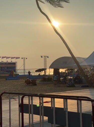 Sunset draws crowds to Pattaya beach scene