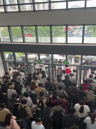Students navigate rainy campus conditions in Jiangjin, China
