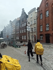 Afternoon street life along Gdańsk's Old Town promenade