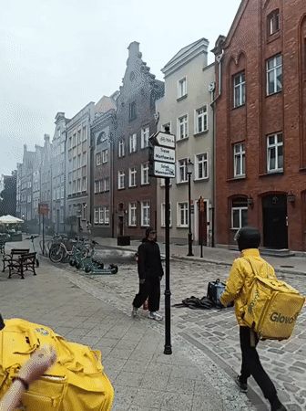Afternoon street life along Gdańsk's Old Town promenade