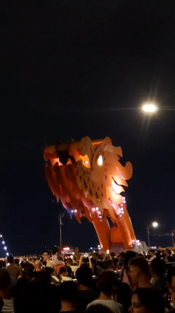 Dragon Bridge fire show draws crowds in Da Nang at night