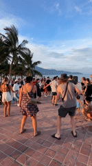 Morning beach activities captured along Đà Nẵng promenade