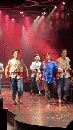 Traditional Chinese theater performance captivates restaurant diners in Chongqing