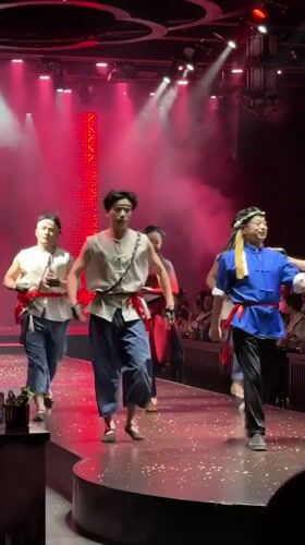 Traditional Chinese theater performance captivates restaurant diners in Chongqing