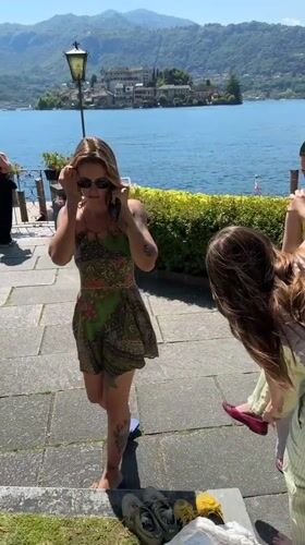 Women gather by Italian lake, German Porsche spotted nearby