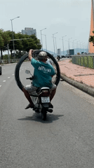 Motorcyclist transports large wire coil through Đà Nẵng streets