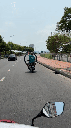 Motorcyclist transports large wire coil through Đà Nẵng streets
