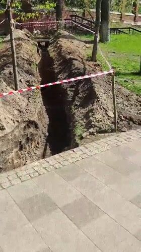 Construction work continues in Ramenskoye park amid visitors