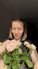 Woman takes selfies in Reshetnikovo apartment during afternoon session