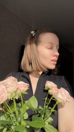 Woman takes selfies in Reshetnikovo apartment during afternoon session