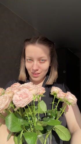 Woman takes selfies in Reshetnikovo apartment during afternoon session