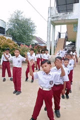 School group runs synchronized outdoor drill in Keudekrueng