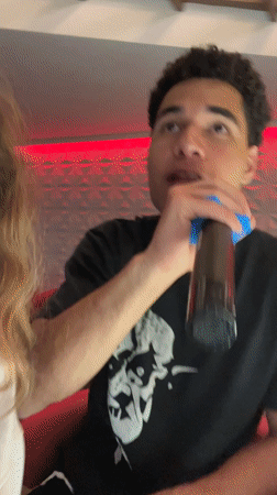 Couple enjoys early morning karaoke session in Mexico