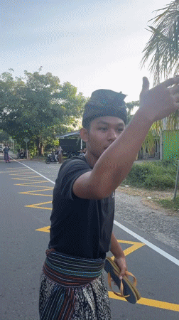 Traditional Indonesian procession draws crowds with floats and drums