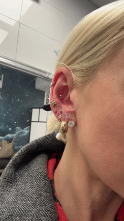 Woman with gold piercings visits Oslo shop or salon