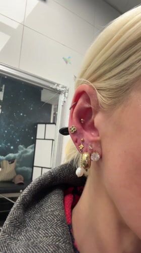 Woman with gold piercings visits Oslo shop or salon