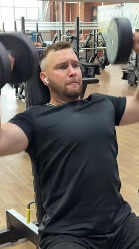 Gym sessions and mirror selfies on a Friday morning in Chaikovsky