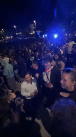 Outdoor concert draws dancing crowds in Sevilla evening