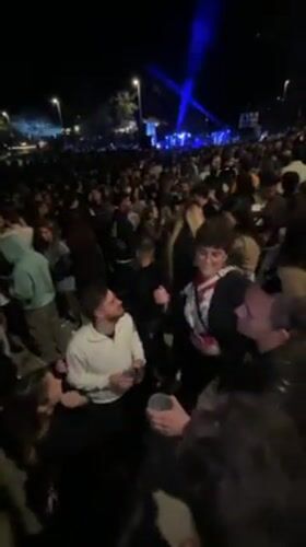 Outdoor concert draws dancing crowds in Sevilla evening