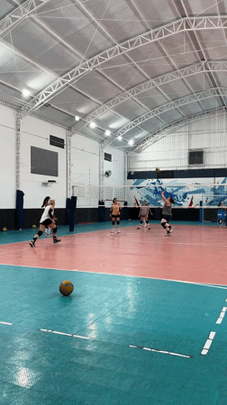 Women's volleyball practice sessions documented at São Paulo gymnasium
